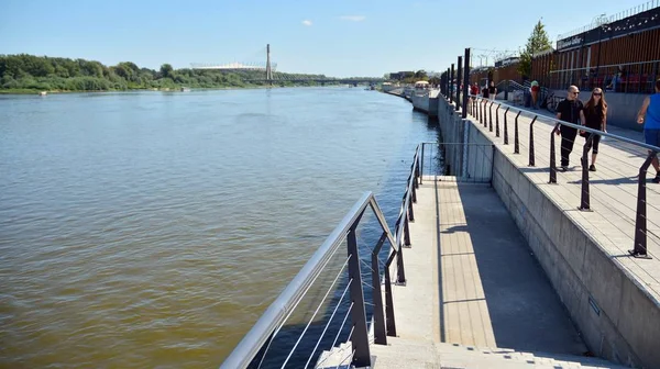 Varşova, Polonya. 24 Ağustos 2019. Varşova Vistula Nehri'nin batı tarafında Vistulan Bulvarları. Vistula nehri kıyısında gezinti