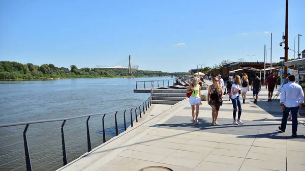 Varşova, Polonya. 24 Ağustos 2019. Varşova Vistula Nehri'nin batı tarafında Vistulan Bulvarları. Vistula nehri kıyısında gezinti