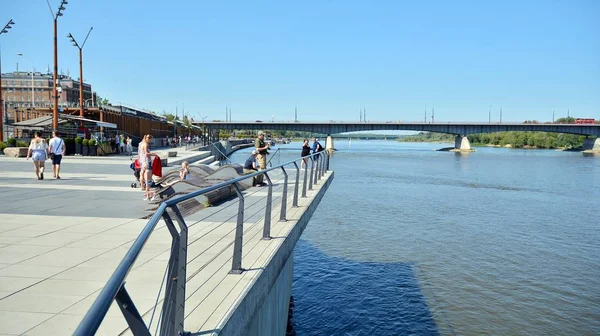 Varşova, Polonya. 24 Ağustos 2019. Varşova Vistula Nehri'nin batı tarafında Vistulan Bulvarları. Vistula nehri kıyısında gezinti