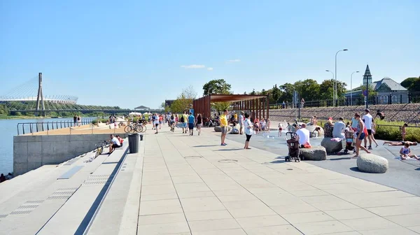 Varşova, Polonya. 24 Ağustos 2019. Varşova Vistula Nehri'nin batı tarafında Vistulan Bulvarları. Vistula nehri kıyısında gezinti