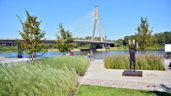 Varşova, Polonya. 24 Ağustos 2019. Varşova Vistula Nehri'nin batı tarafında Vistulan Bulvarları. Vistula nehri kıyısında gezinti