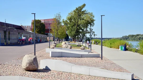 Varşova, Polonya. 24 Ağustos 2019. Varşova Vistula Nehri'nin batı tarafında Vistulan Bulvarları. Vistula nehri kıyısında gezinti