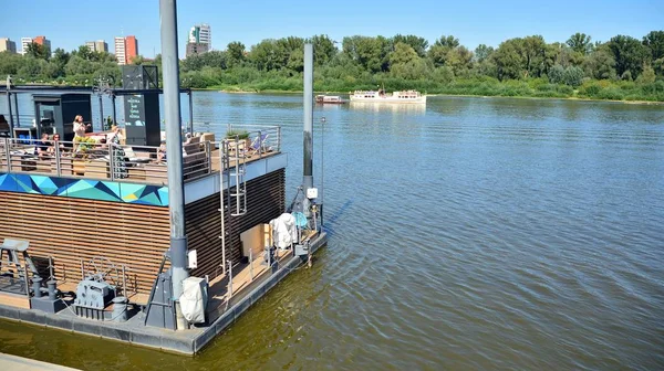 Varşova, Polonya. 24 Ağustos 2019. Varşova Vistula Nehri'nin batı tarafında Vistulan Bulvarları. Vistula nehri kıyısında gezinti