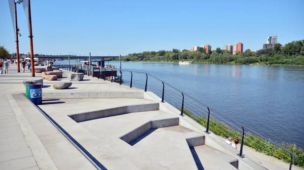 Varşova, Polonya. 24 Ağustos 2019. Varşova Vistula Nehri'nin batı tarafında Vistulan Bulvarları. Vistula nehri kıyısında gezinti