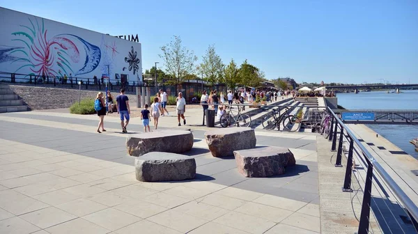 Varşova, Polonya. 24 Ağustos 2019. Varşova Vistula Nehri'nin batı tarafında Vistulan Bulvarları. Vistula nehri kıyısında gezinti
