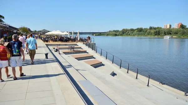 Varşova, Polonya. 24 Ağustos 2019. Varşova Vistula Nehri'nin batı tarafında Vistulan Bulvarları. Vistula nehri kıyısında gezinti