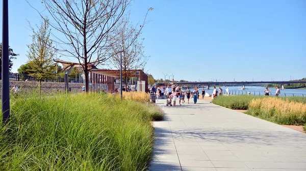 Varşova, Polonya. 24 Ağustos 2019. Varşova Vistula Nehri'nin batı tarafında Vistulan Bulvarları. Vistula nehri kıyısında gezinti