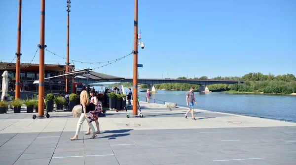 Varşova, Polonya. 24 Ağustos 2019. Varşova Vistula Nehri'nin batı tarafında Vistulan Bulvarları. Vistula nehri kıyısında gezinti