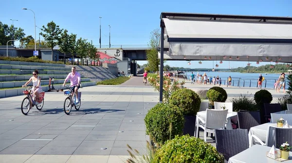 Varşova, Polonya. 24 Ağustos 2019. Varşova Vistula Nehri'nin batı tarafında Vistulan Bulvarları. Vistula nehri kıyısında gezinti