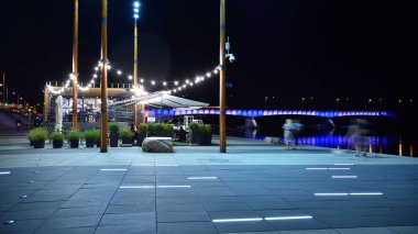 Varşova, Polonya. 25 Ağustos 2019. Vistulan Bulvarı, Varşova'daki Vistula Nehri'nin batı yakasında geceleyin. Gece Vistula nehri kıyısında gezinti.