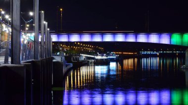 Varşova, Polonya. 25 Ağustos 2019. Vistulan Bulvarı, Varşova'daki Vistula Nehri'nin batı yakasında geceleyin. Gece Vistula nehri kıyısında gezinti.