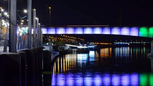 Varşova, Polonya. 25 Ağustos 2019. Vistulan Bulvarı, Varşova'daki Vistula Nehri'nin batı yakasında geceleyin. Gece Vistula nehri kıyısında gezinti.
