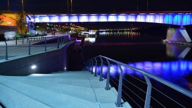 Varşova, Polonya. 25 Ağustos 2019. Vistulan Bulvarı, Varşova'daki Vistula Nehri'nin batı yakasında geceleyin. Gece Vistula nehri kıyısında gezinti.