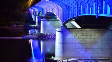 Varşova, Polonya. 25 Ağustos 2019. Gece Slasko-Dabrowskii köprüsü