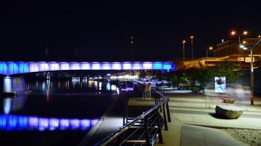 Varşova, Polonya. 25 Ağustos 2019. Vistulan Bulvarı, Varşova'daki Vistula Nehri'nin batı yakasında geceleyin. Gece Vistula nehri kıyısında gezinti.