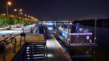 Varşova, Polonya. 25 Ağustos 2019. Vistulan Bulvarı, Varşova'daki Vistula Nehri'nin batı yakasında geceleyin. Gece Vistula nehri kıyısında gezinti.