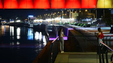 Varşova, Polonya. 25 Ağustos 2019. Vistulan Bulvarı, Varşova'daki Vistula Nehri'nin batı yakasında geceleyin. Gece Vistula nehri kıyısında gezinti.