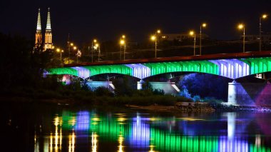 Varşova, Polonya. 25 Ağustos 2019. Gece Slasko-Dabrowskii köprüsü