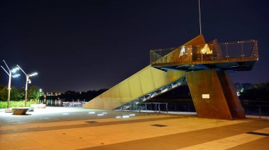 Varşova, Polonya. 25 Ağustos 2019. Vistulan Bulvarı, Varşova'daki Vistula Nehri'nin batı yakasında geceleyin. Gece Vistula nehri kıyısında gezinti.