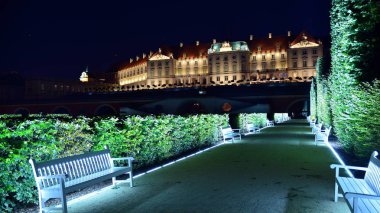 Varşova, Polonya. 26 Ağustos 2019. Castle Gardens - gece Vistula kenarından Varşova Kraliyet Kalesi bitişik bir bahçe. Bugün, kale bahçeleri mükemmel bir dinlenme yeridir.