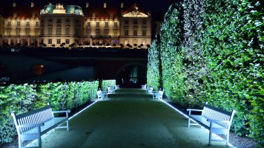 Varşova, Polonya. 26 Ağustos 2019. Castle Gardens - gece Vistula kenarından Varşova Kraliyet Kalesi bitişik bir bahçe. Bugün, kale bahçeleri mükemmel bir dinlenme yeridir.