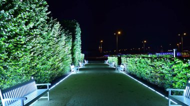 Varşova, Polonya. 26 Ağustos 2019. Castle Gardens - gece Vistula kenarından Varşova Kraliyet Kalesi bitişik bir bahçe. Bugün, kale bahçeleri mükemmel bir dinlenme yeridir.