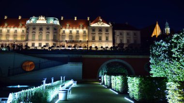 Varşova, Polonya. 26 Ağustos 2019. Castle Gardens - gece Vistula kenarından Varşova Kraliyet Kalesi bitişik bir bahçe. Bugün, kale bahçeleri mükemmel bir dinlenme yeridir.