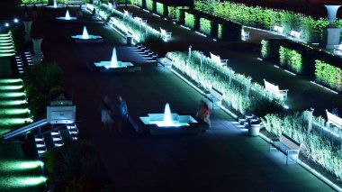 Varşova, Polonya. 26 Ağustos 2019. Castle Gardens - gece Vistula kenarından Varşova Kraliyet Kalesi bitişik bir bahçe. Bugün, kale bahçeleri mükemmel bir dinlenme yeridir.