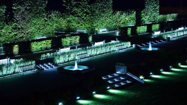 Varşova, Polonya. 26 Ağustos 2019. Castle Gardens - gece Vistula kenarından Varşova Kraliyet Kalesi bitişik bir bahçe. Bugün, kale bahçeleri mükemmel bir dinlenme yeridir.