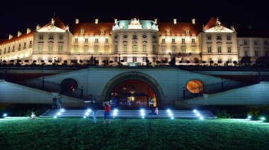 Varşova, Polonya. 26 Ağustos 2019. Castle Gardens - gece Vistula kenarından Varşova Kraliyet Kalesi bitişik bir bahçe. Bugün, kale bahçeleri mükemmel bir dinlenme yeridir.