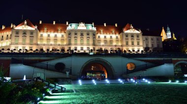 Varşova, Polonya. 26 Ağustos 2019. Castle Gardens - gece Vistula kenarından Varşova Kraliyet Kalesi bitişik bir bahçe. Bugün, kale bahçeleri mükemmel bir dinlenme yeridir.