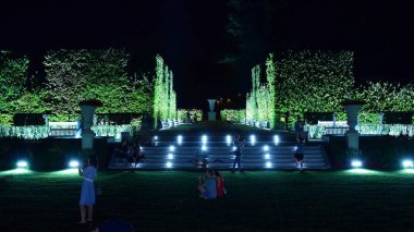 Varşova, Polonya. 26 Ağustos 2019. Castle Gardens - gece Vistula kenarından Varşova Kraliyet Kalesi bitişik bir bahçe. Bugün, kale bahçeleri mükemmel bir dinlenme yeridir.