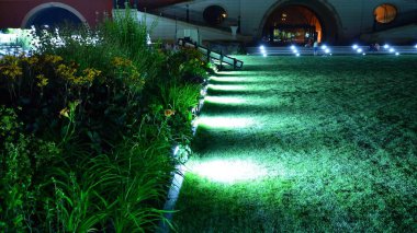 Varşova, Polonya. 26 Ağustos 2019. Castle Gardens - gece Vistula kenarından Varşova Kraliyet Kalesi bitişik bir bahçe. Bugün, kale bahçeleri mükemmel bir dinlenme yeridir.