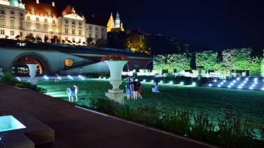 Varşova, Polonya. 26 Ağustos 2019. Castle Gardens - gece Vistula kenarından Varşova Kraliyet Kalesi bitişik bir bahçe. Bugün, kale bahçeleri mükemmel bir dinlenme yeridir.