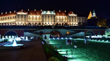 Varşova, Polonya. 26 Ağustos 2019. Castle Gardens - gece Vistula kenarından Varşova Kraliyet Kalesi bitişik bir bahçe. Bugün, kale bahçeleri mükemmel bir dinlenme yeridir.