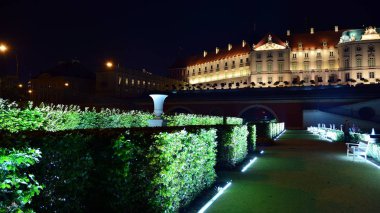 Varşova, Polonya. 26 Ağustos 2019. Castle Gardens - gece Vistula kenarından Varşova Kraliyet Kalesi bitişik bir bahçe. Bugün, kale bahçeleri mükemmel bir dinlenme yeridir.