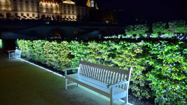 Varşova, Polonya. 26 Ağustos 2019. Castle Gardens - gece Vistula kenarından Varşova Kraliyet Kalesi bitişik bir bahçe. Bugün, kale bahçeleri mükemmel bir dinlenme yeridir.