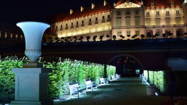 Varşova, Polonya. 26 Ağustos 2019. Castle Gardens - gece Vistula kenarından Varşova Kraliyet Kalesi bitişik bir bahçe. Bugün, kale bahçeleri mükemmel bir dinlenme yeridir.