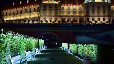 Varşova, Polonya. 26 Ağustos 2019. Castle Gardens - gece Vistula kenarından Varşova Kraliyet Kalesi bitişik bir bahçe. Bugün, kale bahçeleri mükemmel bir dinlenme yeridir.