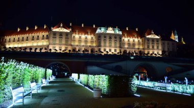 Varşova, Polonya. 26 Ağustos 2019. Castle Gardens - gece Vistula kenarından Varşova Kraliyet Kalesi bitişik bir bahçe. Bugün, kale bahçeleri mükemmel bir dinlenme yeridir.
