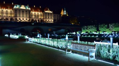 Varşova, Polonya. 26 Ağustos 2019. Castle Gardens - gece Vistula kenarından Varşova Kraliyet Kalesi bitişik bir bahçe. Bugün, kale bahçeleri mükemmel bir dinlenme yeridir.