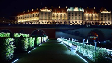 Varşova, Polonya. 26 Ağustos 2019. Castle Gardens - gece Vistula kenarından Varşova Kraliyet Kalesi bitişik bir bahçe. Bugün, kale bahçeleri mükemmel bir dinlenme yeridir.