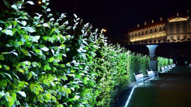 Varşova, Polonya. 26 Ağustos 2019. Castle Gardens - gece Vistula kenarından Varşova Kraliyet Kalesi bitişik bir bahçe. Bugün, kale bahçeleri mükemmel bir dinlenme yeridir.