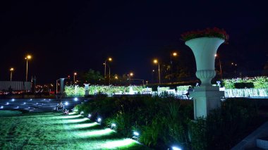 Varşova, Polonya. 26 Ağustos 2019. Castle Gardens - gece Vistula kenarından Varşova Kraliyet Kalesi bitişik bir bahçe. Bugün, kale bahçeleri mükemmel bir dinlenme yeridir.