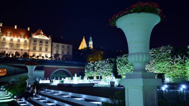 Varşova, Polonya. 26 Ağustos 2019. Castle Gardens - gece Vistula kenarından Varşova Kraliyet Kalesi bitişik bir bahçe. Bugün, kale bahçeleri mükemmel bir dinlenme yeridir.