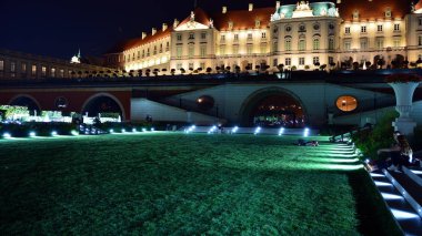 Varşova, Polonya. 26 Ağustos 2019. Castle Gardens - gece Vistula kenarından Varşova Kraliyet Kalesi bitişik bir bahçe. Bugün, kale bahçeleri mükemmel bir dinlenme yeridir.
