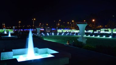 Varşova, Polonya. 26 Ağustos 2019. Castle Gardens - gece Vistula kenarından Varşova Kraliyet Kalesi bitişik bir bahçe. Bugün, kale bahçeleri mükemmel bir dinlenme yeridir.