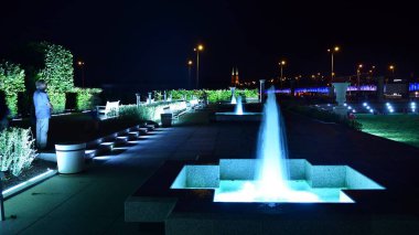 Varşova, Polonya. 26 Ağustos 2019. Castle Gardens - gece Vistula kenarından Varşova Kraliyet Kalesi bitişik bir bahçe. Bugün, kale bahçeleri mükemmel bir dinlenme yeridir.