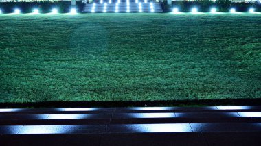 Varşova, Polonya. 26 Ağustos 2019. Castle Gardens - gece Vistula kenarından Varşova Kraliyet Kalesi bitişik bir bahçe. Bugün, kale bahçeleri mükemmel bir dinlenme yeridir.