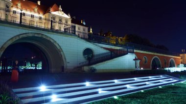 Varşova, Polonya. 26 Ağustos 2019. Castle Gardens - gece Vistula kenarından Varşova Kraliyet Kalesi bitişik bir bahçe. Bugün, kale bahçeleri mükemmel bir dinlenme yeridir.
